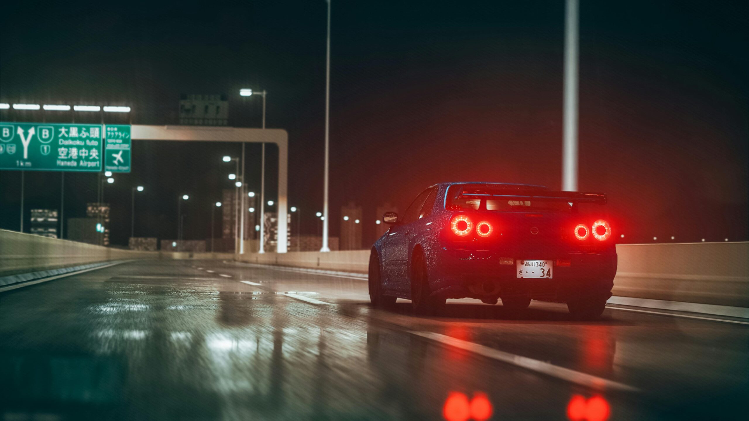 夜の濡れた首都高を走る日産GT-R